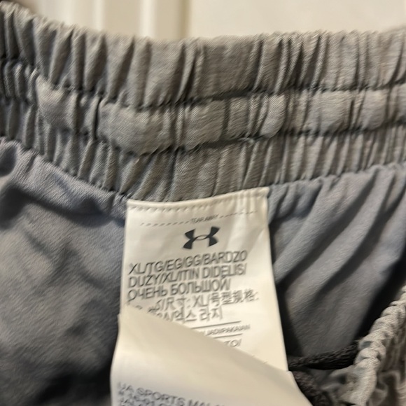 XL Under Armor Heatgear Grey & Charcoal Shorts - Picture 8 of 8